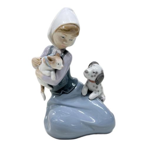 LLADRO (リヤドロ) フィギュリン 少女と猫と小犬