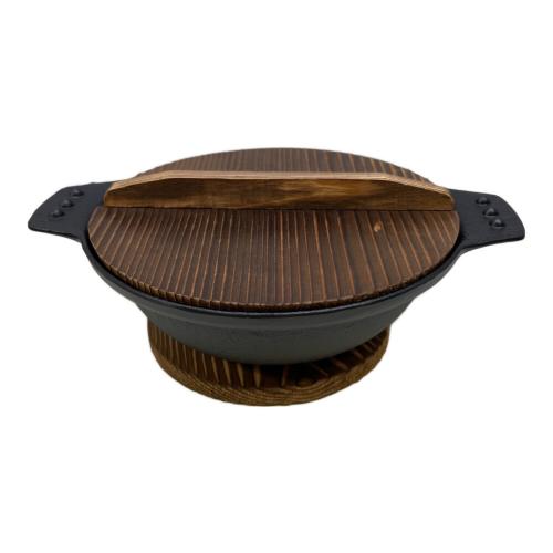 南部鉄器 (ナンブテッキ) 木蓋付き鉄鍋