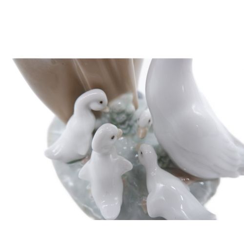LLADRO (リヤドロ) フィギュリン かたつむりをあげる少女