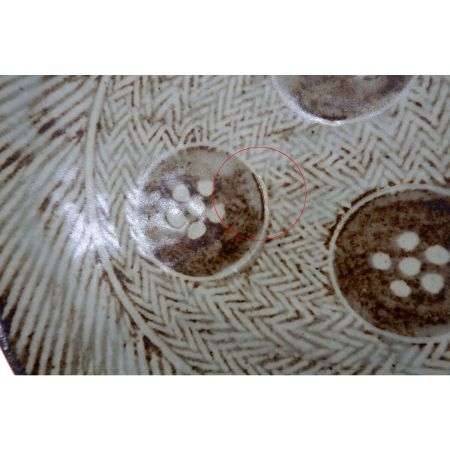 島岡達三 (シマオカ タツゾウ) 地釉象嵌縄文皿