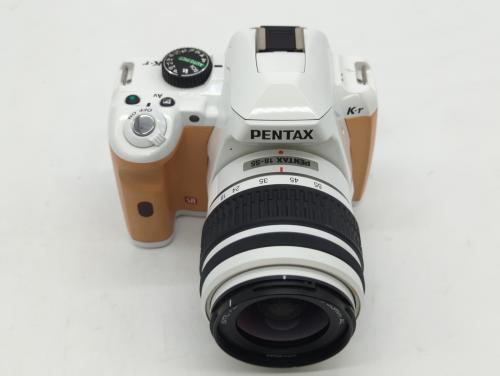 PENTAX　デジタル一眼レフカメラ K-r　ブラウン×ホワイト　★おまけ付 PENTAX(ペンタックス) デジタル一眼レフカメラ K-r｜トレファクONLINE