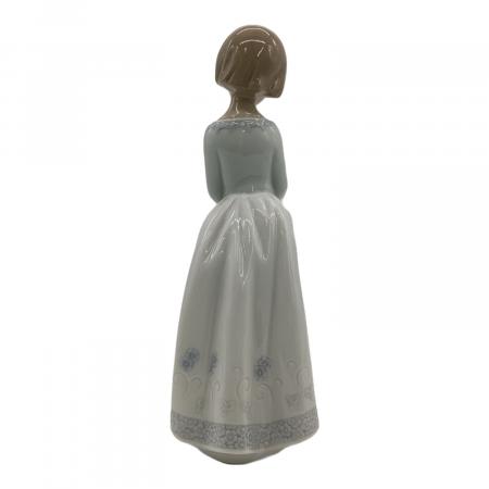 LLADRO (リヤドロ) フィギュリン 優しいお姉さん 6982｜トレファクONLINE