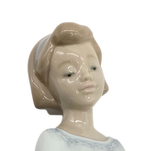 LLADRO (リヤドロ) フィギュリン 優しいお姉さん 6982