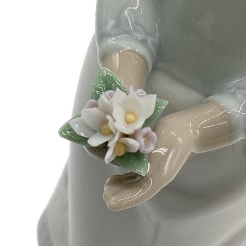 LLADRO (リヤドロ) フィギュリン 優しいお姉さん 6982