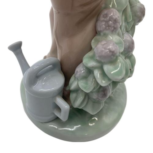 リヤドロ 小鳥と話す少女 フィギュリン 小鳥と話す少女 | リヤドロ公式オンライン