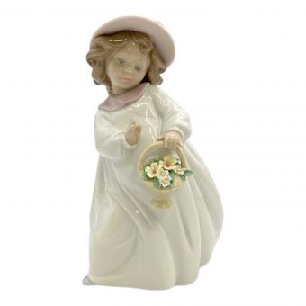 LLADRO (リヤドロ) フィギュリン 心の花シリーズ ブーケを持つ少女