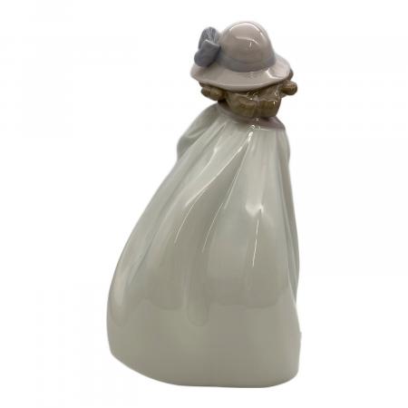 LLADRO (リヤドロ) フィギュリン 心の花シリーズ ブーケを持つ少女