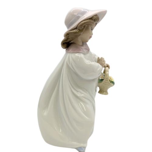 LLADRO (リヤドロ) フィギュリン 心の花シリーズ ブーケを持つ少女