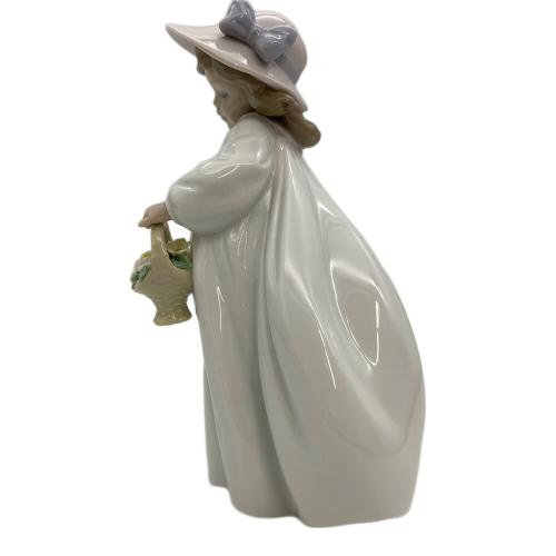 LLADRO (リヤドロ) フィギュリン 心の花シリーズ ブーケを持つ少女