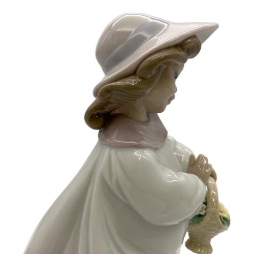 LLADRO (リヤドロ) フィギュリン 心の花シリーズ ブーケを持つ少女