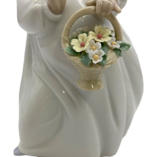 LLADRO (リヤドロ) フィギュリン 心の花シリーズ ブーケを持つ少女
