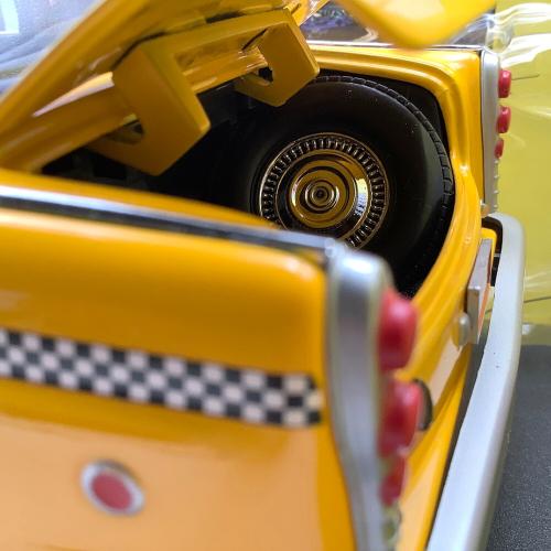 SUNSTAR (サンスタ) ミニカー NO.2501 CHECKER TAXICAB 1981 New York Checker Cab 1:18