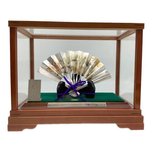 末廣 秀雄作 純銀仕上 扇子 松竹梅 高さ5寸 ※変色有・企業名有