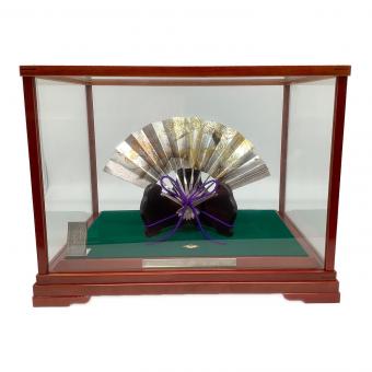 末廣 秀雄作 (スエヒロ ヒデオ) 純銀仕立 扇子 松竹梅 7寸 ※変色有・企業名有