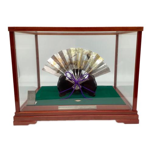 末廣 秀雄作 (スエヒロ ヒデオ) 純銀仕立 扇子 松竹梅 7寸 ※変色有・企業名有