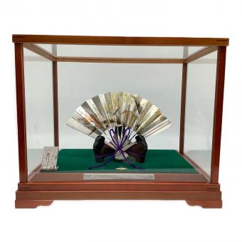 末廣 秀雄作 (スエヒロ ヒデオ) 純銀仕立 扇子 松竹梅 高さ6寸 ※変色有