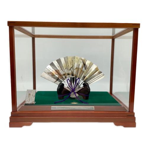 末廣 秀雄作 (スエヒロ ヒデオ) 純銀仕立 扇子 松竹梅 高さ6寸 ※変色有