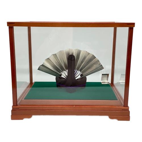 末廣 秀雄作 (スエヒロ ヒデオ) 純銀仕立 扇子 松竹梅 高さ6寸 ※変色有