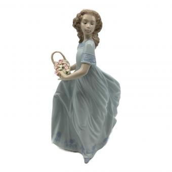 LLADRO (リヤドロ) フィギュリン 「春のお庭にかえって」 06130