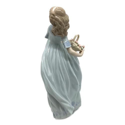 LLADRO (リヤドロ) フィギュリン 「春のお庭にかえって」 06130