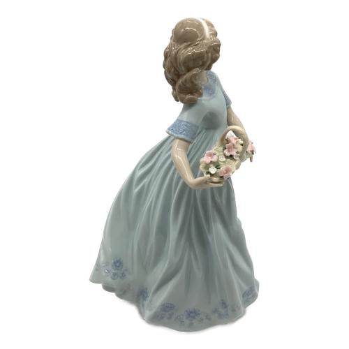 LLADRO (リヤドロ) フィギュリン 「春のお庭にかえって」 06130