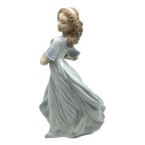 LLADRO (リヤドロ) フィギュリン 「春のお庭にかえって」 06130