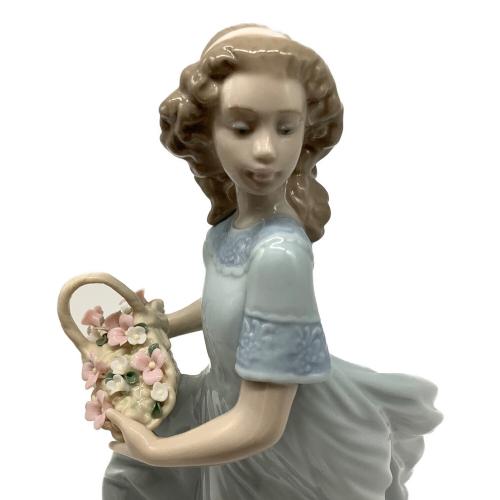LLADRO (リヤドロ) フィギュリン 「春のお庭にかえって」 06130
