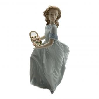 LLADRO (リヤドロ) フィギュリン 春のお庭にかえって 06130