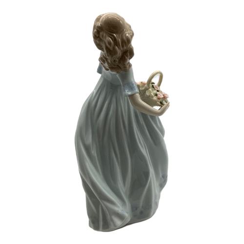 LLADRO (リヤドロ) フィギュリン 春のお庭にかえって 06130