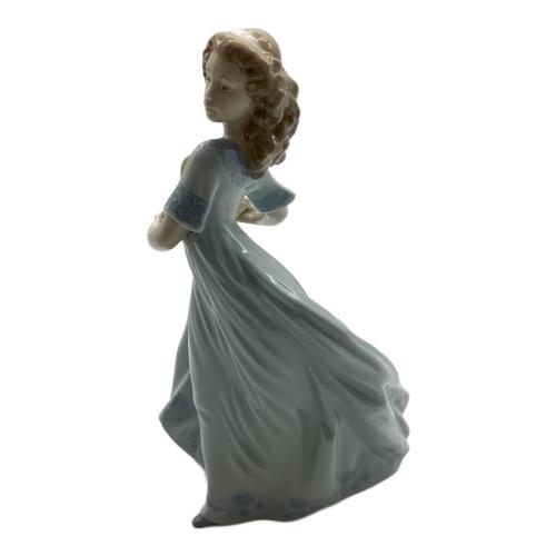 LLADRO (リヤドロ) フィギュリン 春のお庭にかえって 06130