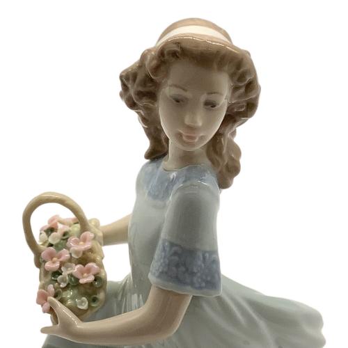 LLADRO (リヤドロ) フィギュリン 春のお庭にかえって 06130