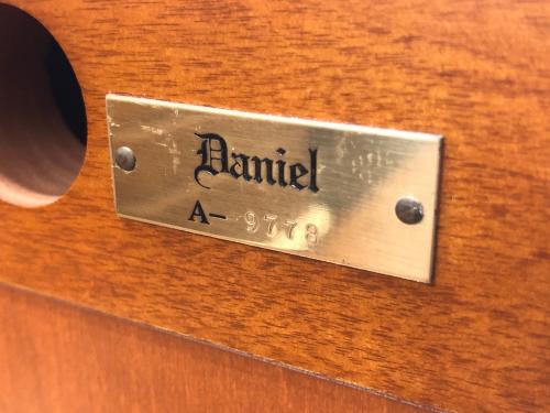 横浜ダニエル コレクションボード ブラウン ライト点灯確認済み 2010年製 前面上部ハゲ有