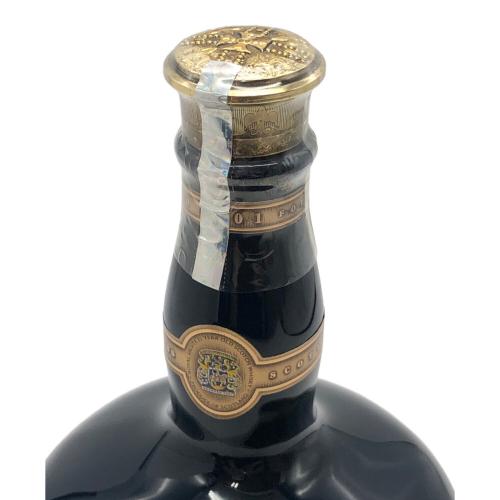 ロイヤルサルート (ROYAL SALUTE) スコッチウィスキー 1000ml 箱・布袋付 21年 青陶器ボトル 未開封