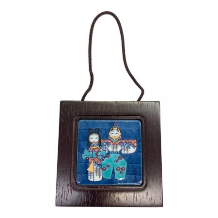 源右衛門窯 (ゲンエモンガマ) 染錦雛人形陶額 12×12cm 「四季のや