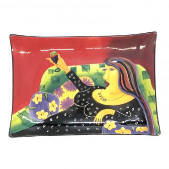 Naylor Designs 角皿 ワインとくつろぐ女性