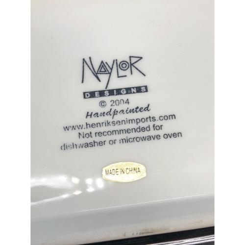 Naylor Designs 角皿 ワインとくつろぐ女性