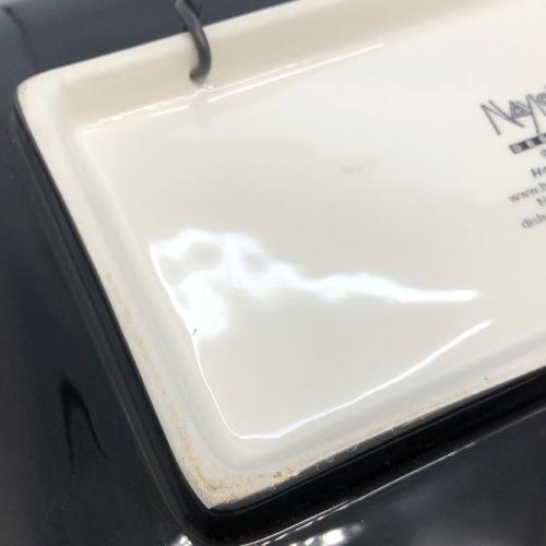 Naylor Designs 角皿 ワインとくつろぐ女性