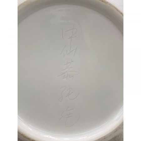 有田焼 (アリタヤキ) 花瓶 白磁牡丹彫 中仙窯 中尾恭純作