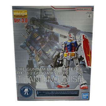 BANDAI (バンダイ) ガンプラ 1/100 MG RX-78-2 ガンダム Ver.3.0 チタニウムフィニッシュ 「機動戦士ガンダム」 ガンダムべース限定