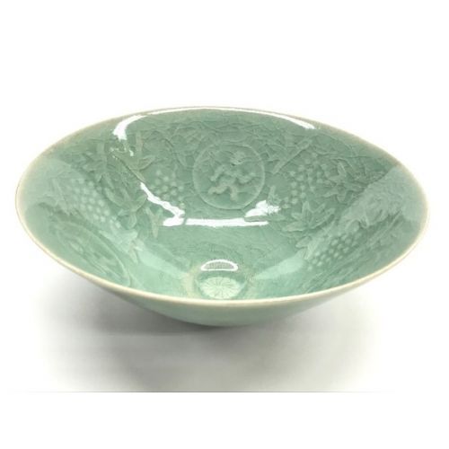 茶碗 未使用品 海剛 柳根　青磁陽刻　葡萄童子文