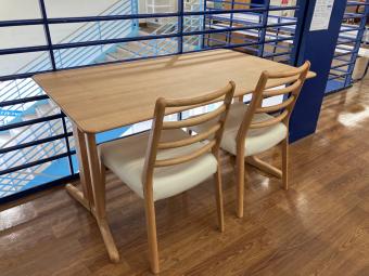 大塚家具 (オオツカカグ) ダイニング3点セット ナチュラル×ホワイト テーブル：Fill3 table top with R / イス：シネマ3A