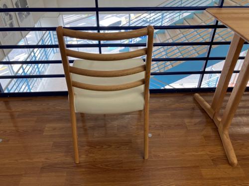 大塚家具 (オオツカカグ) ダイニング3点セット ナチュラル×ホワイト テーブル：Fill3 table top with R / イス：シネマ3A