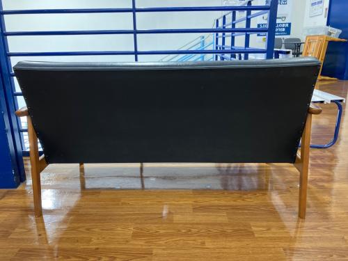 カリモク60 (カリモクロクマル) 2人掛けソファー ブラック×ブラウン ネジ受け欠品 264 Kチェア