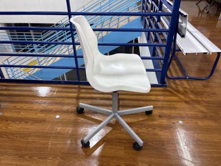 しま　ほぼ未使用品 ikea イケア チェア 椅子 IKEA (イケア) チェア ホワイト 廃盤品 1人掛け SNILLE