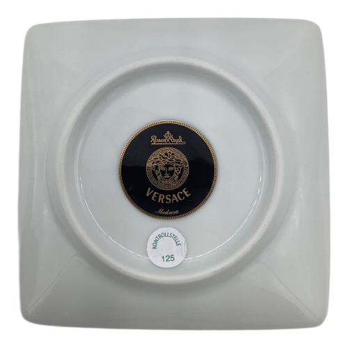 ヴェルサーチ　スクエアプレート ヴェルサーチェ アルファベット スクエア プレート M 11.5 cm プリント