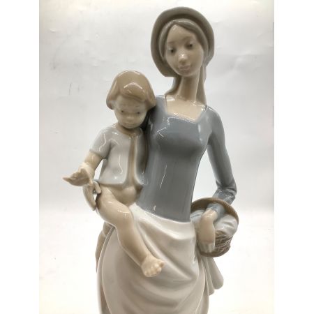 フィギュリン 女性と赤ちゃん