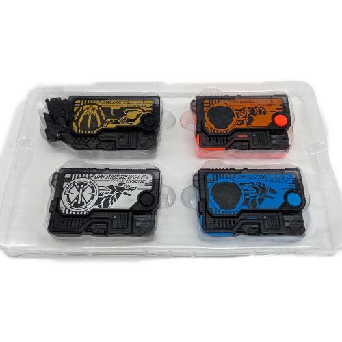 BANDAI(バンダイ) 仮面ライダーゼロワン DXメモリアルプログライズキーセット SIDE A.I.M.S.＆ZAIA 仮面ライダー