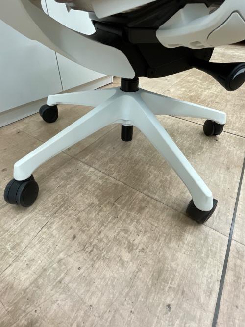 オカムラ オフィスチェア ピンク フルーエント