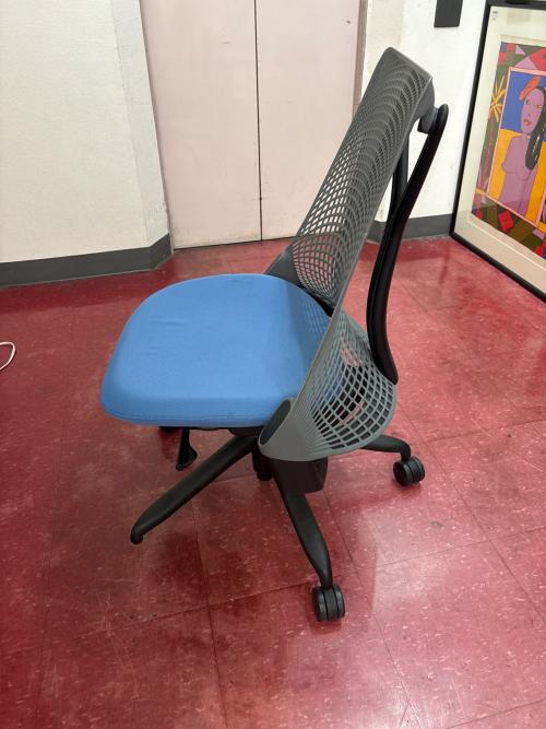 Herman Miller (ハーマンミラー) セイルチェア ブラック×ブルー