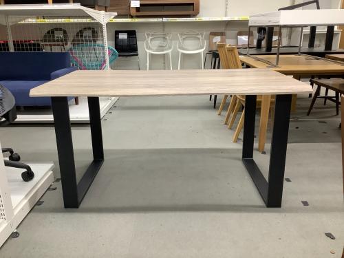 木目調ダイニングテーブル